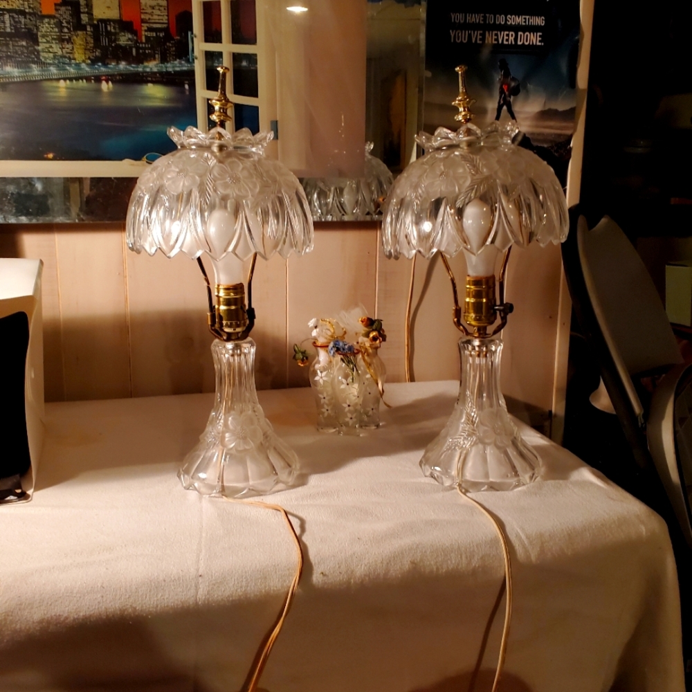 Underwriters Laboratories UL Cut Crystal Glass Portable Lamp 13.5" with Daisies